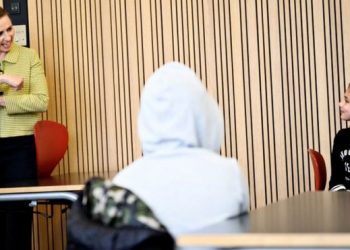 Danimarka bëhet vendi i parë në Europë që hap shkollat