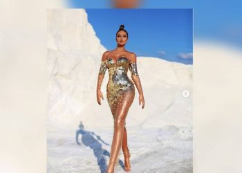 Oriola Marashi provokon me bikini, ekspozon…