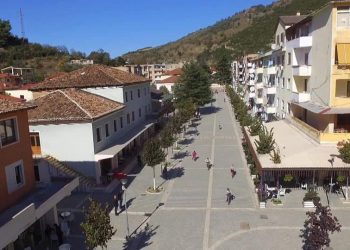 “Merrni furnizime për 15 ditë, qyteti do të mbyllet”/ Konfirmoi rastin e parë me Koronavirus, Bashkia merr masa drastike.
