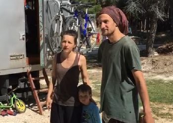 ‘Erdha për pushime por tani jemi bllokuar’, turistët në Vlorë: Shqiptarët na kanë ndihmuar