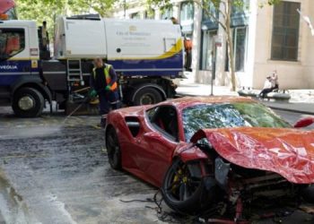Angli/ Reperi përplas Ferrarin 280 mijë euro dhe e shkatërron krejt, shpëton vetë mrekullisht