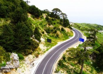 FOTO/ Përfundon sinjalistika horizontale në aksin Llogora-Sarandë, ARRSH: Udhëtojmë më të sigurt drejt Rivierës Shqiptare