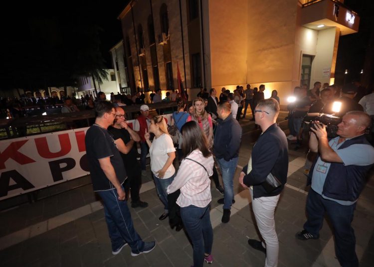 U grumbulluan te teatri, gjobiten Monika Kryemadhi dhe Petrit Vasili