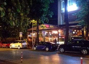 Shqiptarët nuk duan t’ia dinë për Covid-19, lokalet e natës mbushen plot, nuk respektohet distanca dhe masat e tjera