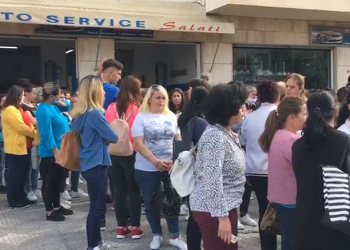 Dalin ne proteste punonjesit e nje fasonerie ne vlore, kerkojne pagen e luftes