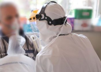 Preket nga COVID-19 mjeku i qendrës shëndetësore në Tiranë, u merrte tamponin kolegëve të tij