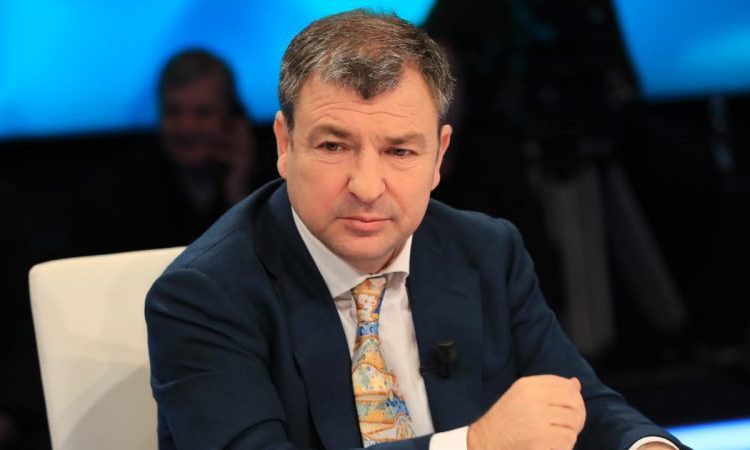 Bashkëshortja infektohet me COVID, mjekët i bëjnë tamponin edhe Vangjush Dakos