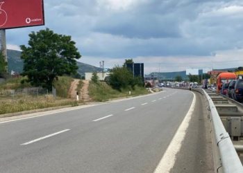 Hapja e kufirit Kosovë – Shqipëri, kolonat deri në 10 kilometra