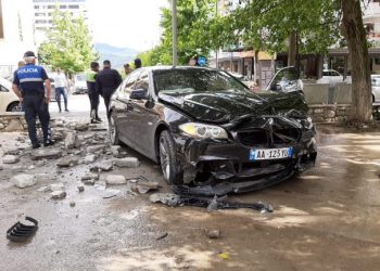 Elbasan, makina del nga rruga e përplaset me një taksi, shkatërrohen të dy mjetet, plagoset një prej drejtuesve
