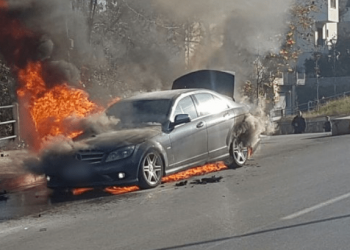 Problem në motor, përfshihet nga flakët automjeti në autostradën Tiranë-Elbasan….