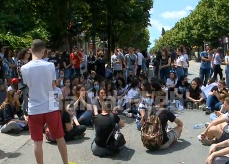 Prej mëngjesit në protestë, maturantët ulen këmbëkryq para Ministrisë së Arsimit, paralajmërohet konferencë