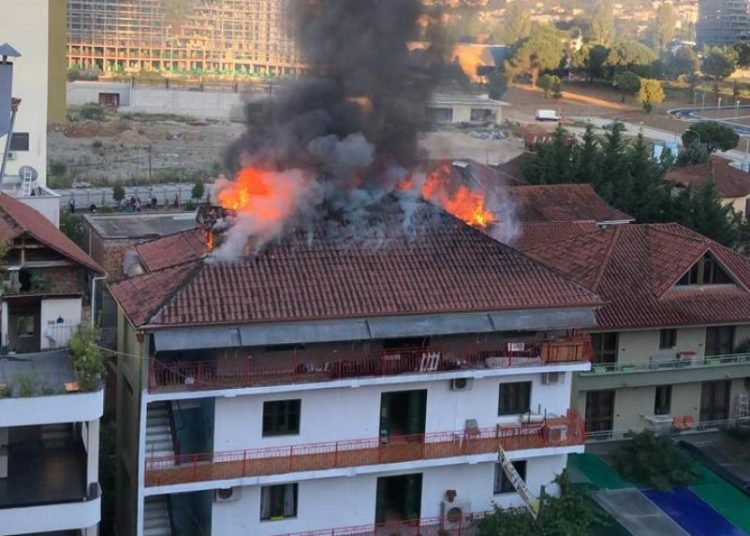 Lajmi i Fundit/ Zjarr në një banesë në Tiranë, evakuohen edhe banorët e shtëpive të tjera