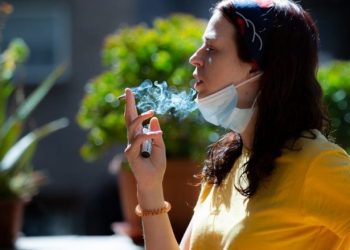 Një në tre të rinj janë më të ekspozuar nga COVID-19, duhanpirja mund të jetë një nga shkaktarët