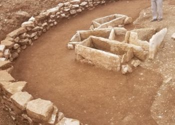 ZBULIM I MADH! Arkeologët nxjerrin në dritë varrezat 3,500 vjeçare në Himarë (FOTO)