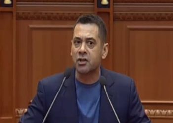 Ministri Ahmetaj revoltohet me deputetin e opozitës: U morëm oligarkëve 110 milionë dollarë dhe ua dhamë shqiptarëve, taksën ua bëmë nga 10% në 15%