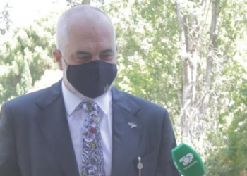 FOTO / I pranishëm në mbledhjen e Këshillit Politik, zbulohet simboli mbi maskën e Ramës