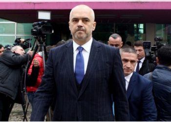PS, kjo “skuadër” e madhe, përballë një “ekipi” të zgërlaqur