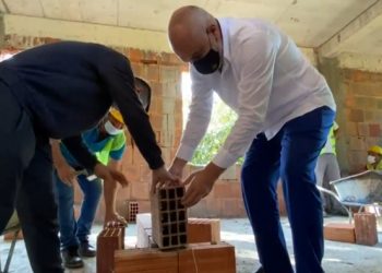 Rama në Dajt për rindërtimin e shtëpive, ‘përvesh mëngët’ dhe vendos vetë një tullë ‘për mbarësi’