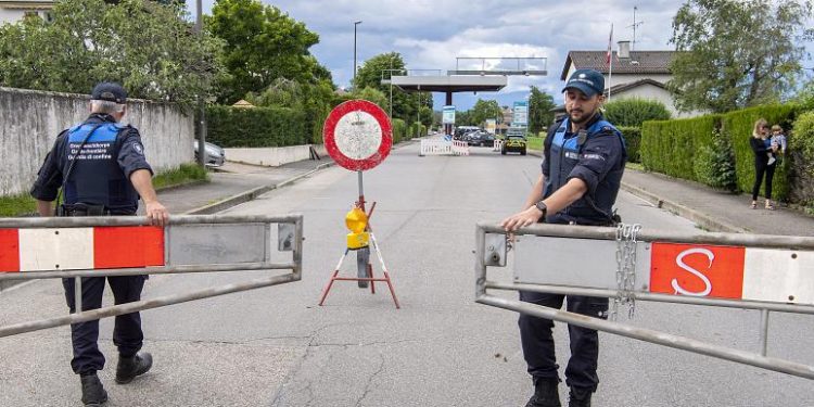 Zvicra kundër bllokimit të lëvizjes në BE, referendumi u propozua nga partitë radikale