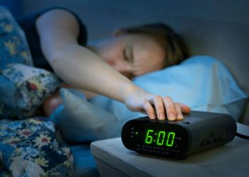 Zgjimi në mëngjes me alarm, i dëmshëm për shëndetin