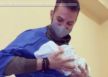 “Lindi dielli”, pritjes së ëmbël i vjen fundi, vjen në jetë djali i Arbana Osmanit dhe Eduart Grishaj