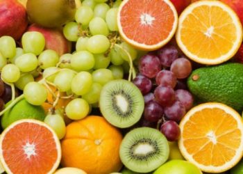 5 arsyet pse duhet të hani fruta në mëngjes