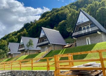 Rama vlerëson me medalje 4 investitorë për ngritjen e bujtinave në Vermosh: Ndërtuan një mrekulli