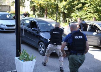 Aksion si në filma ndaj “Audit” në Lungomare, kapet një person me…