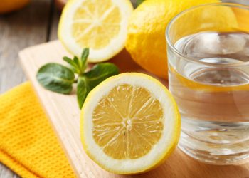 Përse duhet të pini ujë me limon në darkë?