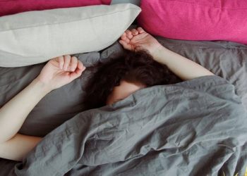 Një orë gjumë më tepër, efektet e papritura dhe ndikimi në organizëm