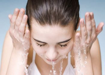 Përfitimet që merr lëkura, nëse e lani fytyrën një herë në ditë