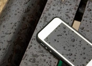 Çfarë duhet të bëni dhe çfarë jo nëse ju bie telefoni në ujë