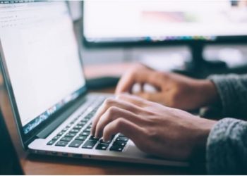 Si të  rinjtë profesionistë shqiptarë po bëhen milionerë nga puna online për të huajt
