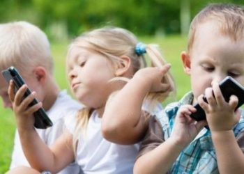 Mjekët apel prindërve: “Mbani fëmijët larg telefonit, ka shtim të rasteve me këto dy sëmundje të syrit”