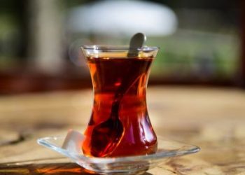 Përfitimet dhe efektet anësore nëse pini çdo ditë çaj të zi