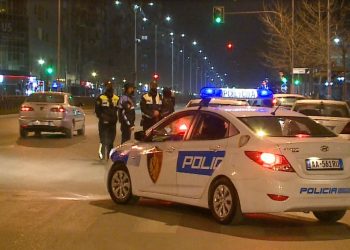 Policia bllokon 300 patenta/ Shkelën fashën e orës 20.00.  Që nga 10 shkurti janë gjobitur 20 mijë qytetarë pa maska