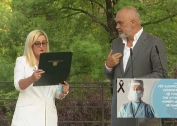 Urdhri i Infermierit i jep certifikatë Ramës, kryeministri e refuzon dhe HABIT gjithë sallën, tregon arsyen e FORTË pse nuk e pranon
