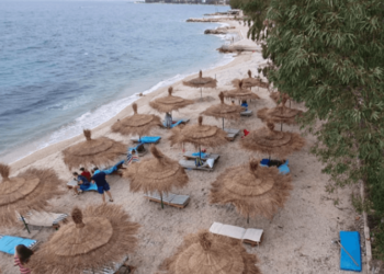 Turistët e huaj mbërrijnë në Vlorë/ Pushues nga Rusia, Serbia dhe Brazili pa nisur zyrtarisht sezoni turistik
