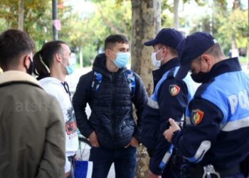 Ndryshojn rregullat, ja personat që nuk do të mbajnë maskat me detyrim në rrugë