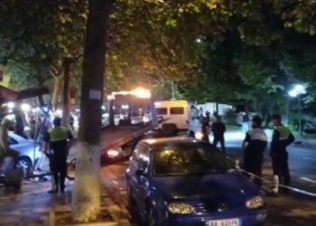 Makina “fluturon” dhe futet në stacionin e autobusit, ka të lënduar