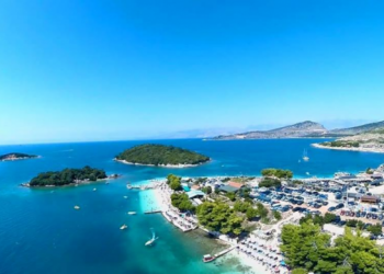 Ministria e Shëndetësisë publikon protokollin për sezonin turistik, nga ndalimi i ngrenjes me gishta te prekja e flokëve…