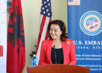 Ambasadorja Yuri Kim thirrje hetuesve: Këmbëngulni në punën tuaj, për luftën kundër korrupsionit dhe krimit