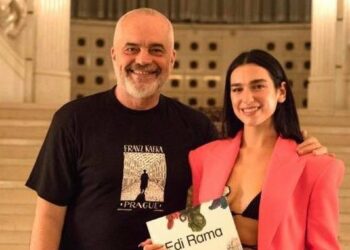 Dua Lipa “mbush” Instagramin me foto nga Tirana: Nder të jem në Shqipëri