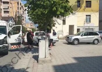 Aksident në Berat/ Ambulanca përplaset me makinën (Pamjet)