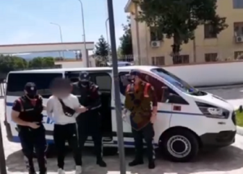 I vodhi çantën maqedonases te “Uji i Ftohtë”, kapet 34-vjeçari. Arrestohet edhe një persona pasi…