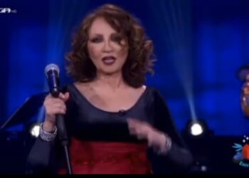 Surprizon këngëtarja greke, performon në shqip këngën popullore “25 gërsheta” (VIDEO)