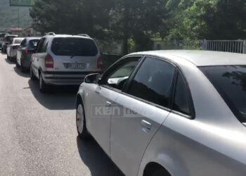 Radhë të gjata mjetesh në doganën e Kapshticës, pala greke redukton sportelet