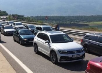 Trafik i rënduar në aksin Vorë-Fushë Krujë/ Vargu i makinave mbi 15 kilometër