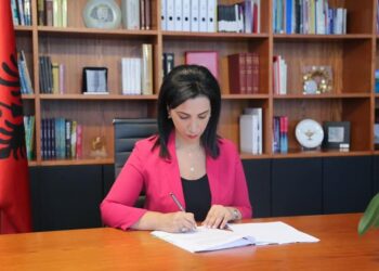 Del udhëzimi për vitin e ri shkollor parauniversitar/ Risitë: Anglishja futet në klasë të parë, program për të ndaluar bullizmin