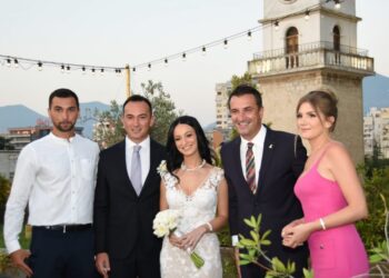Vajza e Bashkim Finos i jep fund beqarisë, foto nga ceremonia modeste në Tiranë
